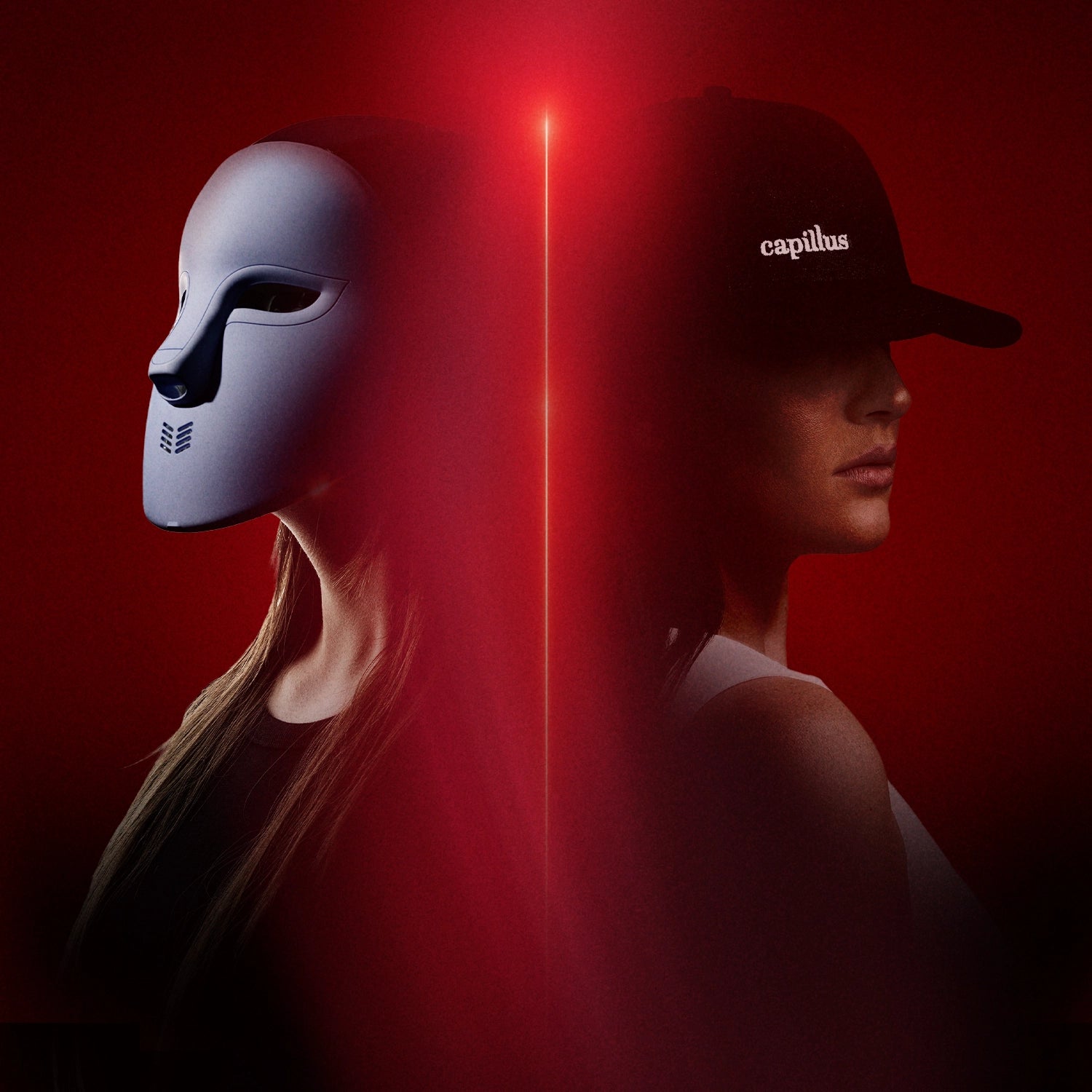 Deux femmes se tiennent dos à dos devant un fond rouge ; l'une porte un masque blanc, et l'autre une casquette noire sur laquelle est inscrit « capillus ». Un faisceau de lumière rouge les sépare en leur milieu.