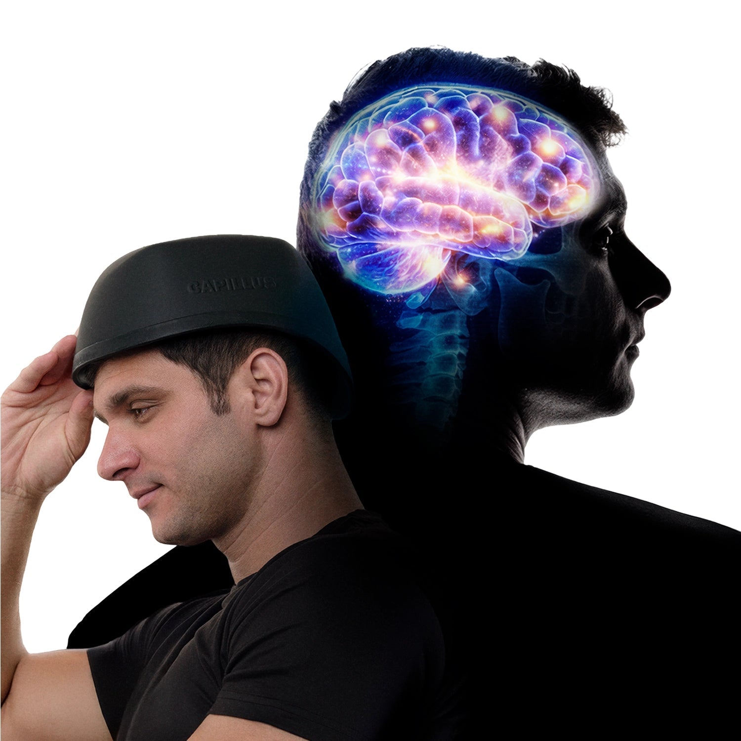Un homme vu de profil porte le Capillus Neuro de Capillus ; sa silhouette laisse apparaître un cerveau et une colonne vertébrale lumineux, illustrant ainsi la manière dont cet appareil utilise la luminothérapie rouge et proche infrarouge pour renforcer la protection du cerveau et améliorer les performances cognitives.