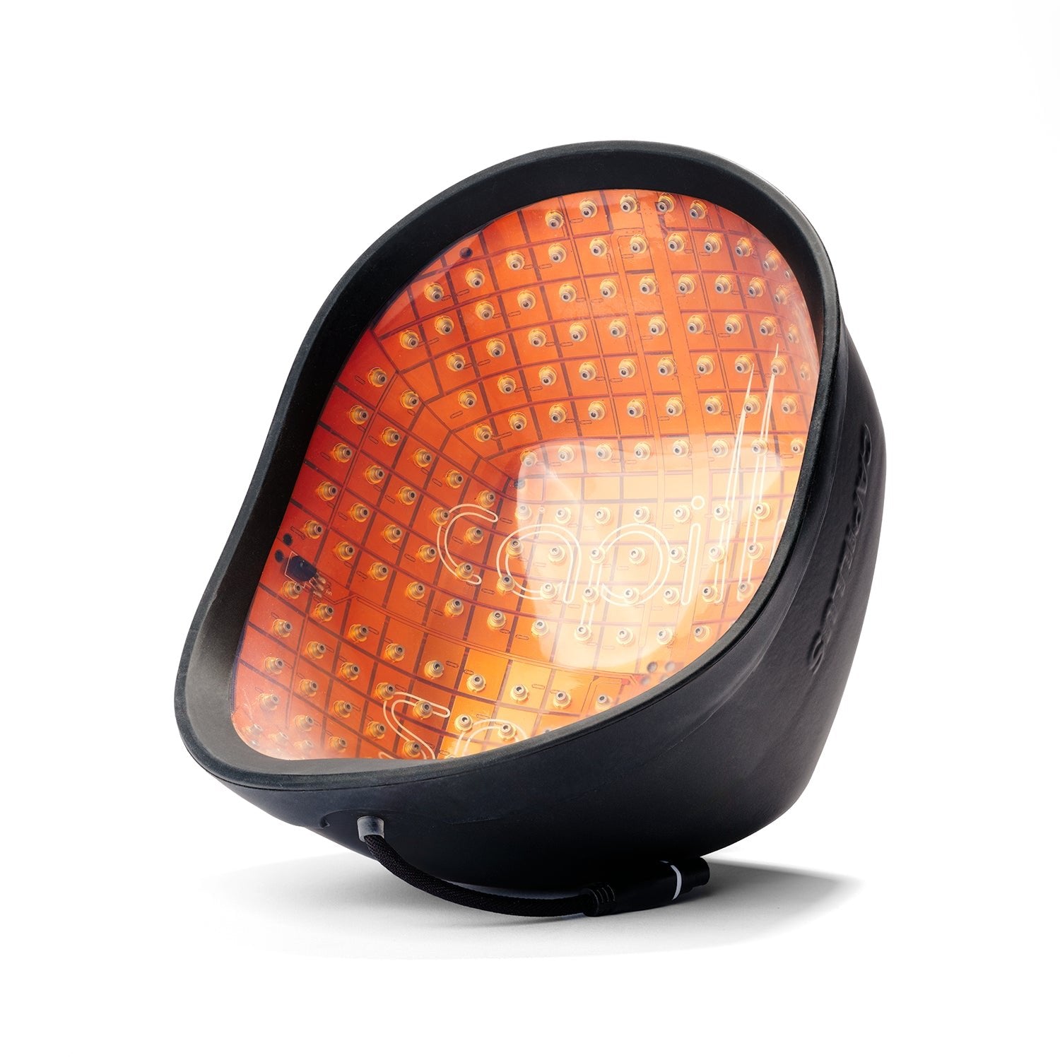 Le Capillus Neuro de Capillus est un appareil de traitement du cuir chevelu de couleur noire, en forme de dôme, dont l'intérieur orange réfléchissant est équipé de LED rouges et à infrarouge proche destinées à la thérapie par photobiomodulation. Un cordon d'alimentation se branche à la base.